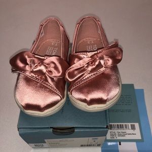 NWT Toms baby satin shoe